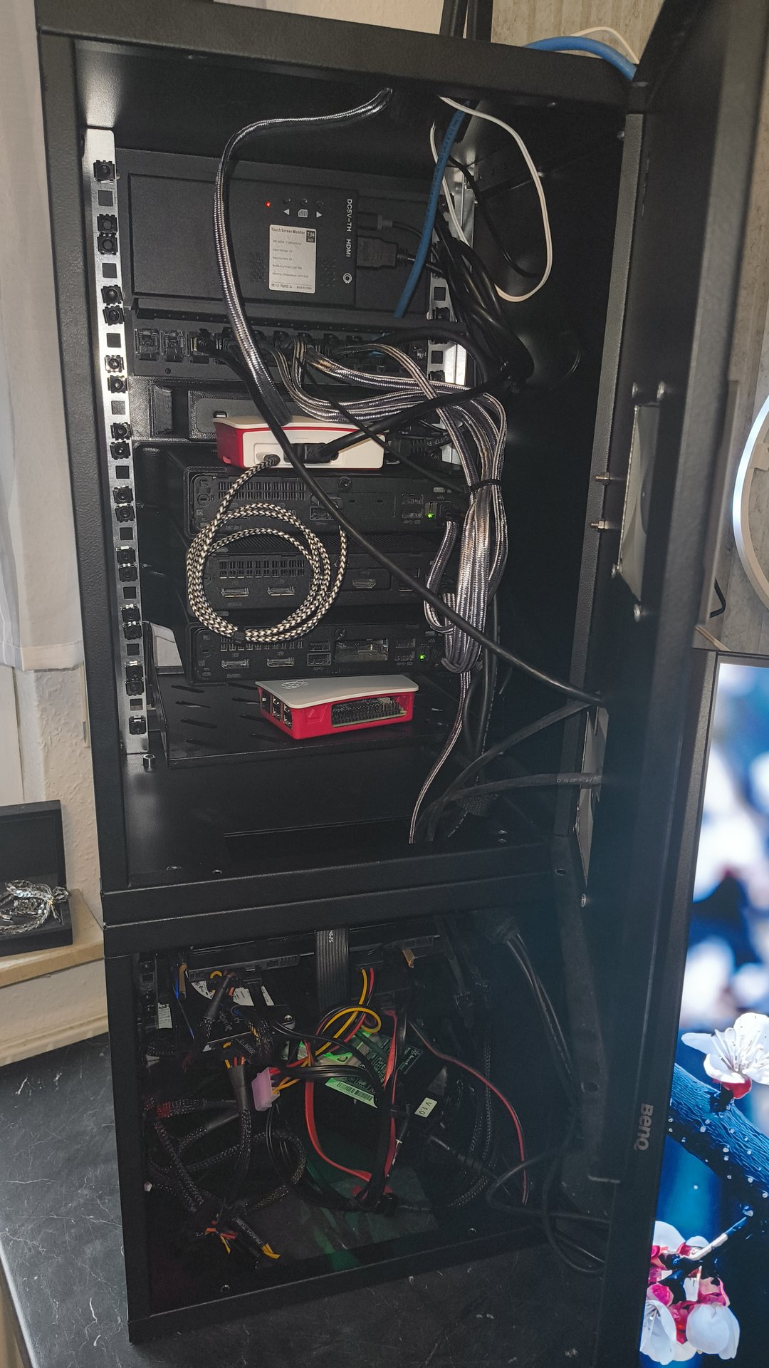 Blick in das geöffnete Rack: die Cluster-Nodes übereinander, darunter der Speicher, dazu ein Kleinrechner und das Display-Modul