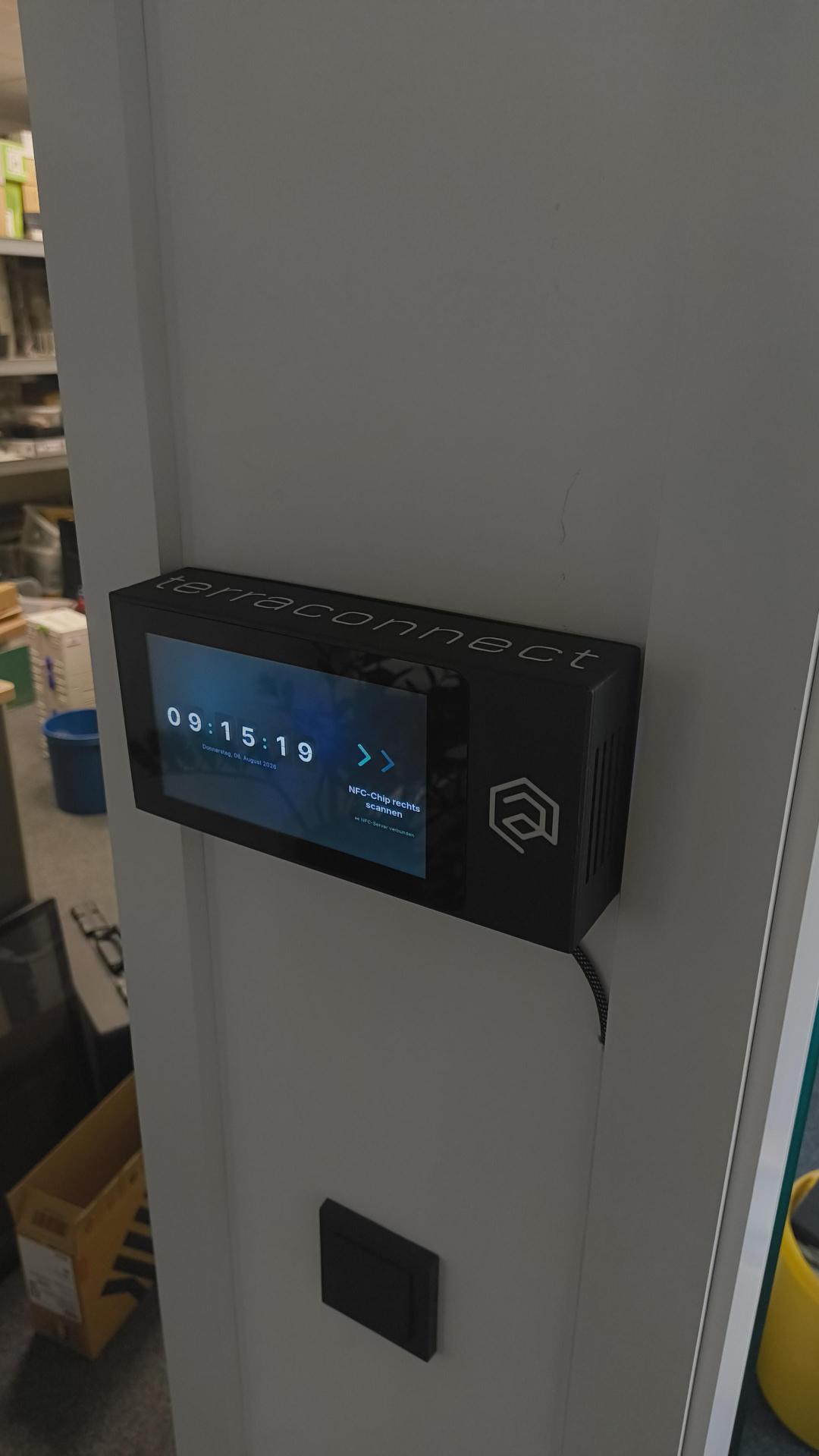 Fertig montiertes NFC-Zeiterfassungsterminal mit laufendem Display